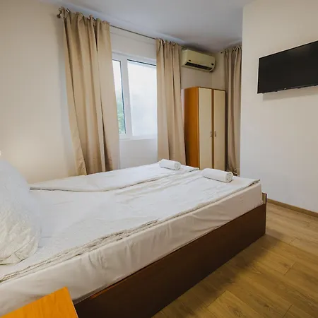 модерен артемида с басейн и градина Appartement *