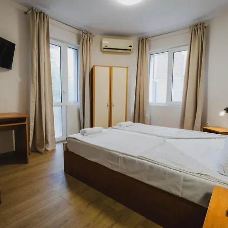 модерен артемида с басейн и градина Apartament