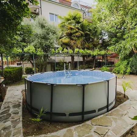 модерен артемида с басейн и градина Apartament Ravda