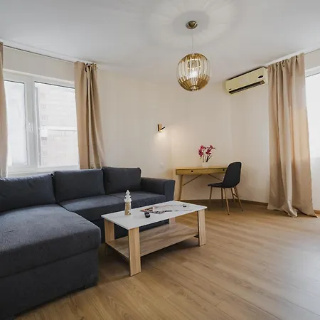 модерен артемида с басейн и градина Appartement