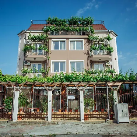 модерен артемида с басейн и градина Appartement Ravda