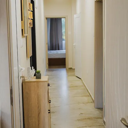 модерен артемида с басейн и градина Appartement